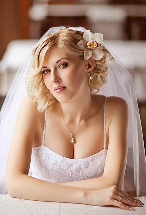 Wedding Hairstyles for Short Hair - Curly Wedding Hairstyle with Veil