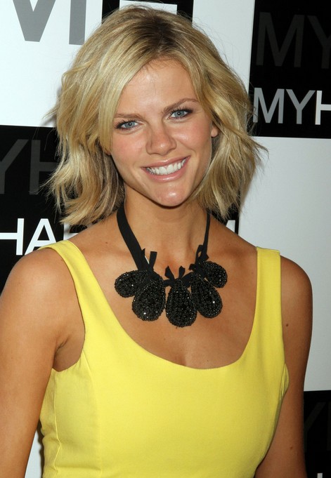 Choppy Layered Bob Hairstyle - Side Parted Medium Wavy Hairstyles from ...