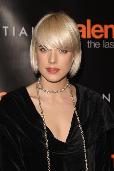 Agyness Deyn Short Hairstyles: Cute Short Bob with Thick Side-parted Bangs