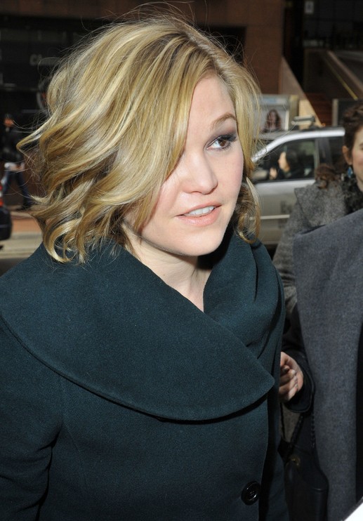 Julia Stiles’ Short Curly Hairstyle: Shiny and Soft - Pretty Designs