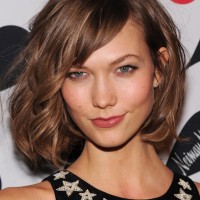 Karlie Kloss Short Hairstyles: Curled Chin-length Bob with the Brown Hair Side-Parted
