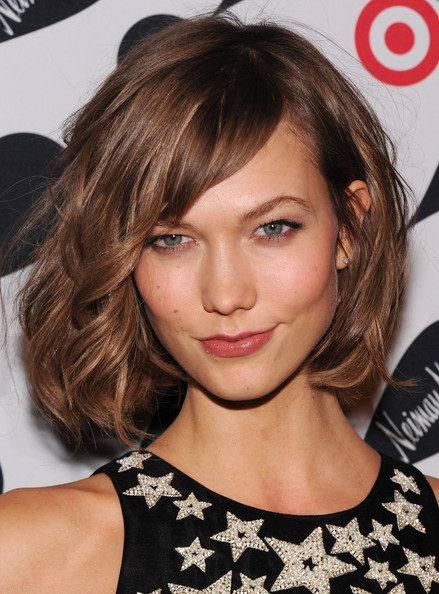 Karlie Kloss Short Hairstyles: Curled Chin-length Bob with the Brown Hair Side-Parted