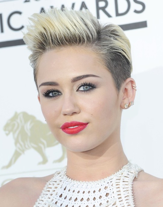 マイリー*サイラスの髪型2014：女性のためのクールでスタイリッシュなショートヘアカット' Hairstyle 2014: Cool and Stylish Short Haircut for Women
