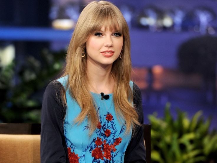 Taylor Swift Hair - Casual Long Straight Hairstyle With Bangs
