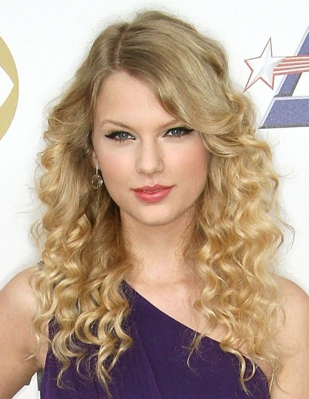 Taylor Swift Hair - Long Curly Wavy Hairstyle