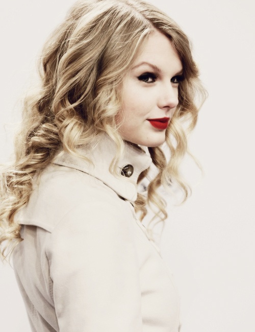 Taylor Swift Hair - Long Wavy Hairstyle