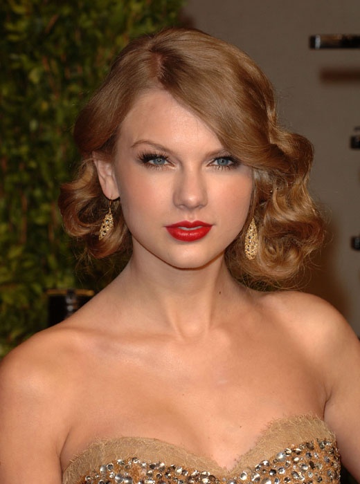 Taylor Swift Hair - Retro Wavy Mid-length Hairstyle