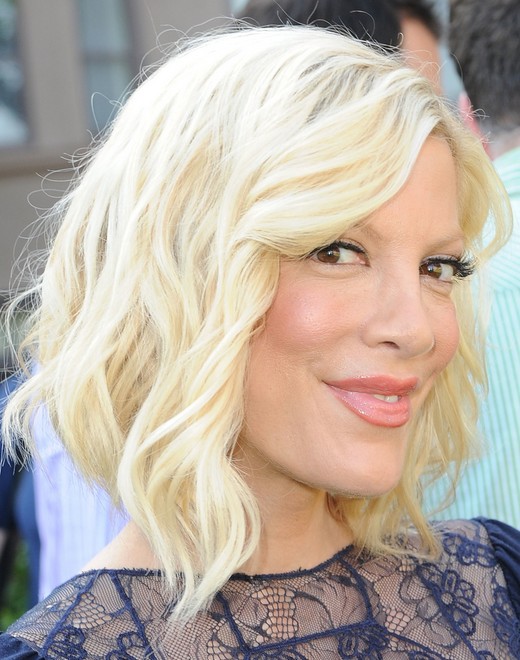 Tori Spelling Blonde Shaggy Hairstyle