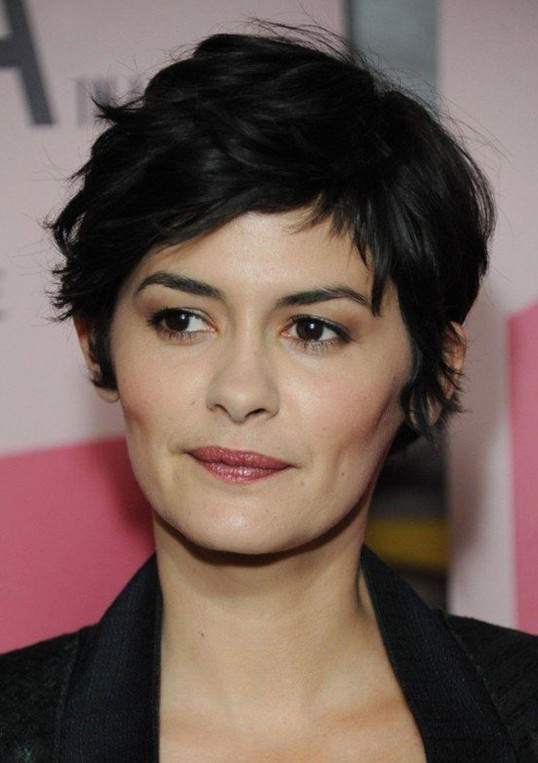 Wavy Pixie Cut: Casual Short Black Wavy Hairstyle for Women