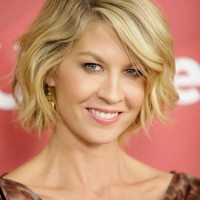 2014 Jenna Elfman's Short Hairstyles: Blonde Wavy Bob