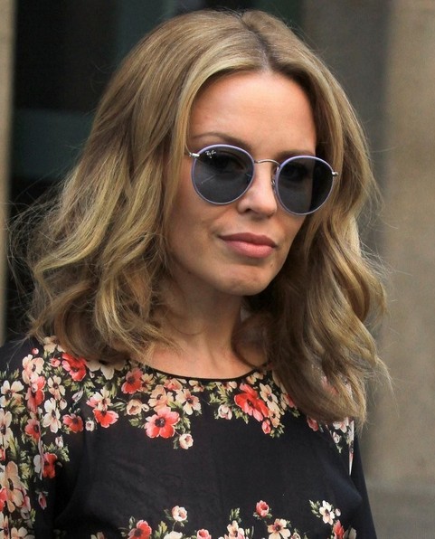 2014 Kylie Minogue Hairstyles: Casual Medium Hair Cut