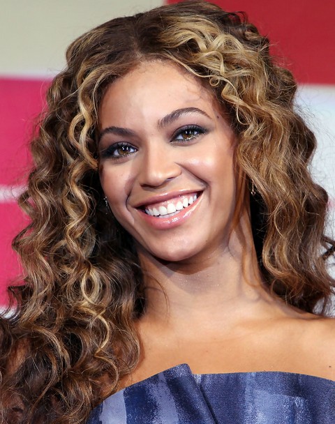 Beyonce Hairstyles: Gorgeous Center-parted Long Curls