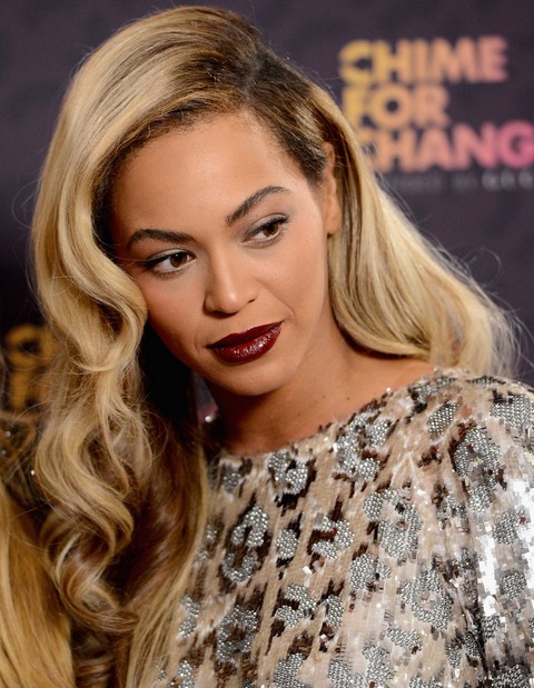 Beyonce Hairstyles: Retro-chic Long Side-parted Hairstyle
