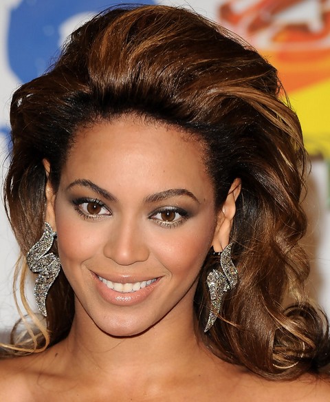 Beyonce Hairstyles: Stylish Long Wavy Haircut for Mature Women