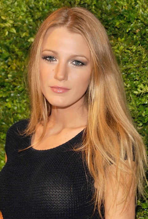 Blake Lively Long Hairstyle: Straight Haircut for Holiday