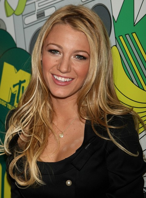 Blake Lively Long Hairstyles: 2014 Blonde Curls