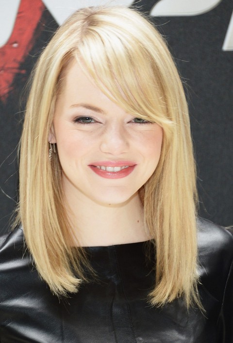 Emma Stone Hairstyles: Adorable Side-parted Straight Haircut