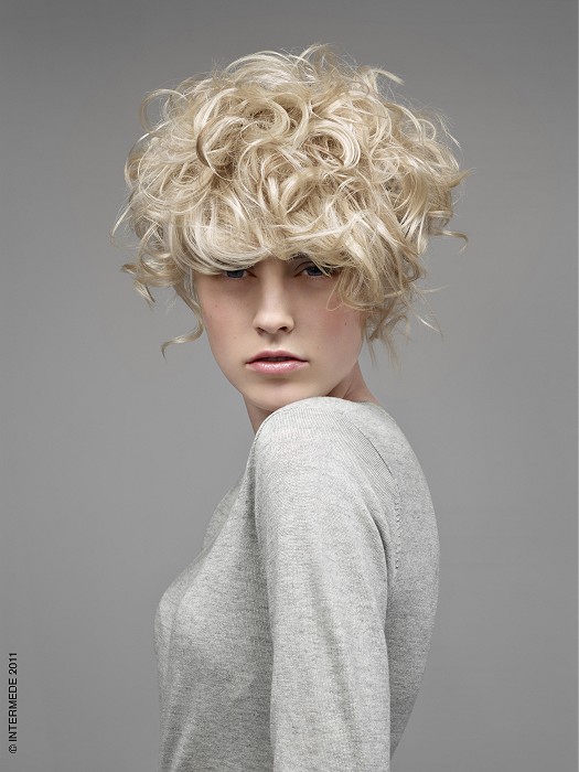 Intermede-long-blonde-wavy-hairstyles
