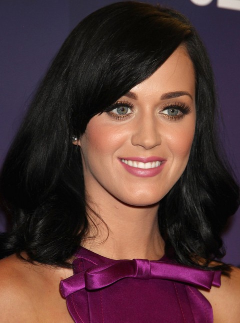 Kat Perry Hairstyles: Medium Wavy Haircut with Side-swept Bangs