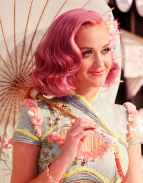 Kat Perry Hairstyles: Sweet Side-Parted Wavy Haircut for Pink Hair