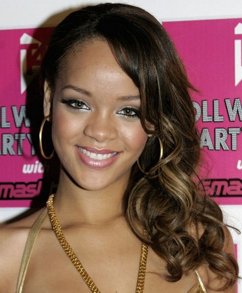 Rihanna Hairstyles: Sweet Side-Swept Medium Curls with High lights