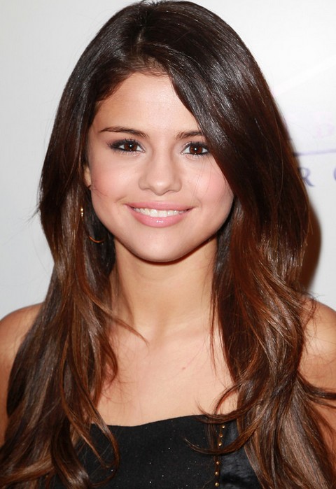 Selena Gomez Hairstyles：Casual Brunet Long Curls