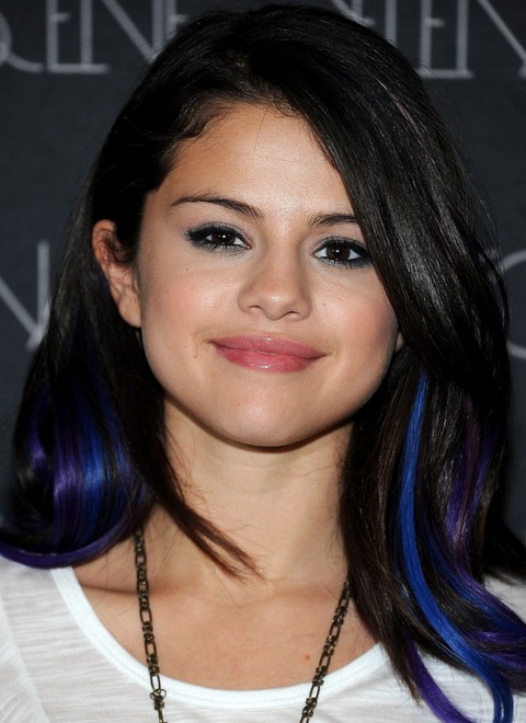 Selena Gomez Hairstyles：Chic Side-parted Hairstyle with Bangs
