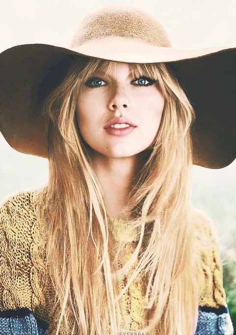 Taylor Swift Hairstyles: Natutal Straight Layered Haircut
