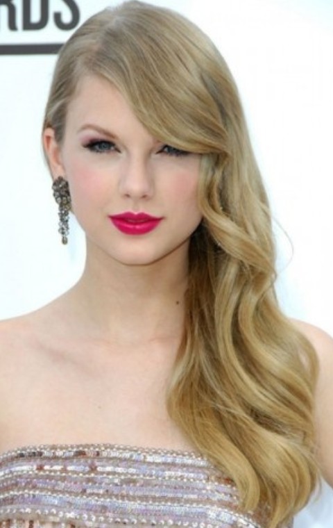 Taylor Swift Hairstyles: Radiant Side-parted Hairstyle