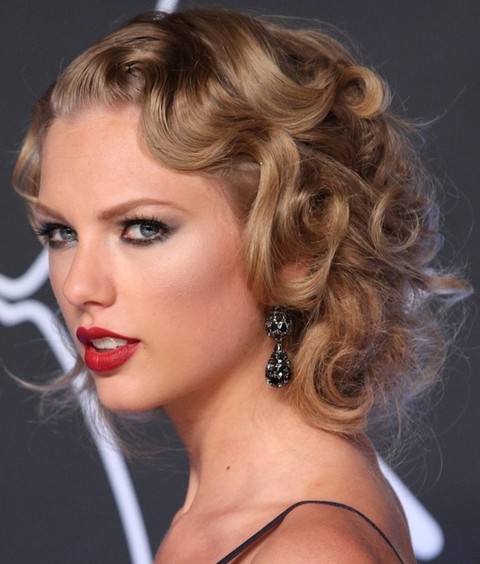 Taylor Swift Hairstyles: Retro-Chic Pinned Up Ringlets