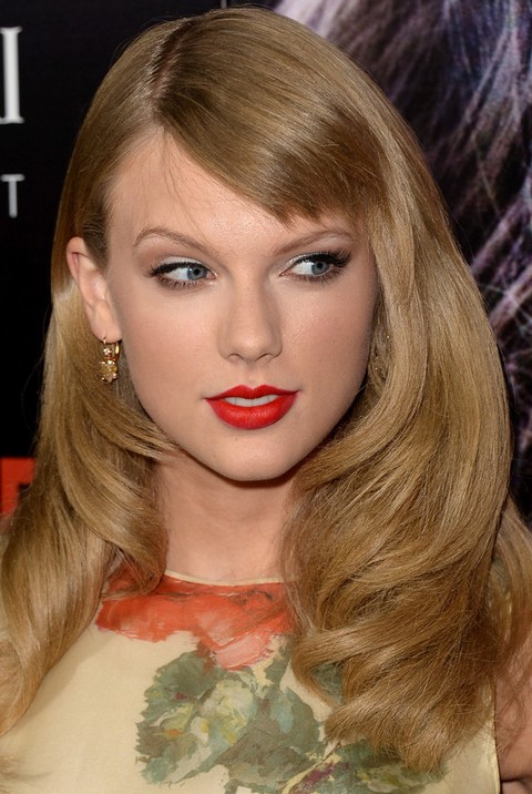 Taylor Swift Hairstyles: Side-parted Wavy Haircut