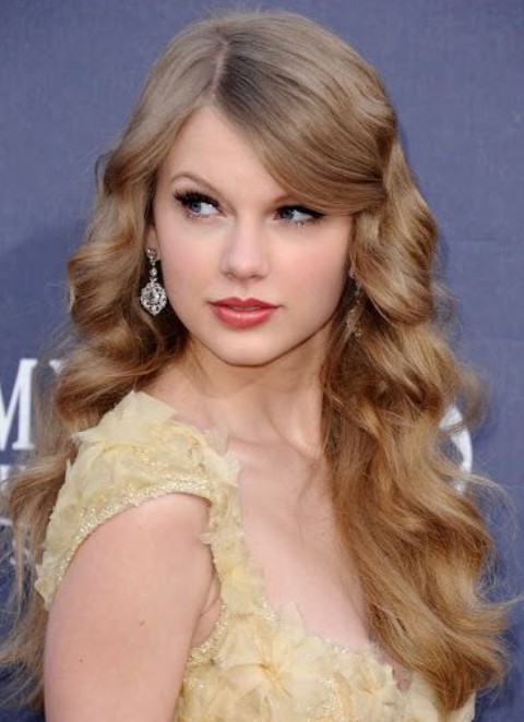 Taylor Swift Hairstyles: Voluminous Loose Curls