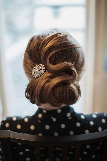 Vintage Updo Hairstyle with Diamind Pin for Women