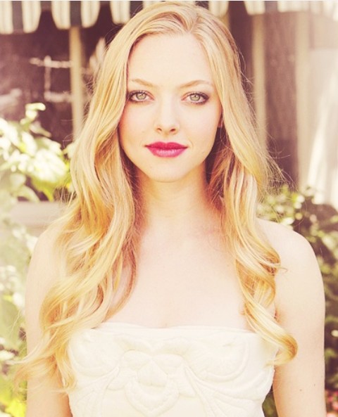 Amanda Seyfried Hairstyles: Sunny Long Curls