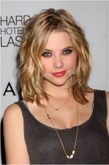 Center Parted Culy Wavy Bob Hairstyle for Mid-length Blond Hair