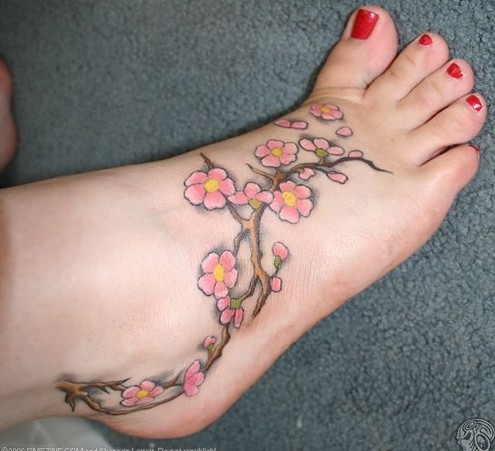 桜の入れ墨のデザイン：女性のための足の花の入れ墨のアイデア