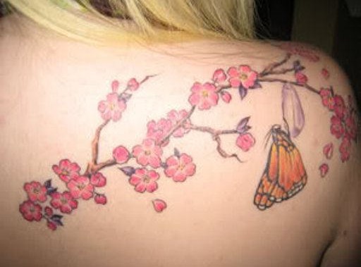 桜の入れ墨：女性のための花の入れ墨のデザイン