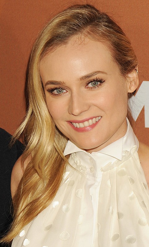Diane Kruger Hairstyles: Pretty Side-swept Straight Haircut