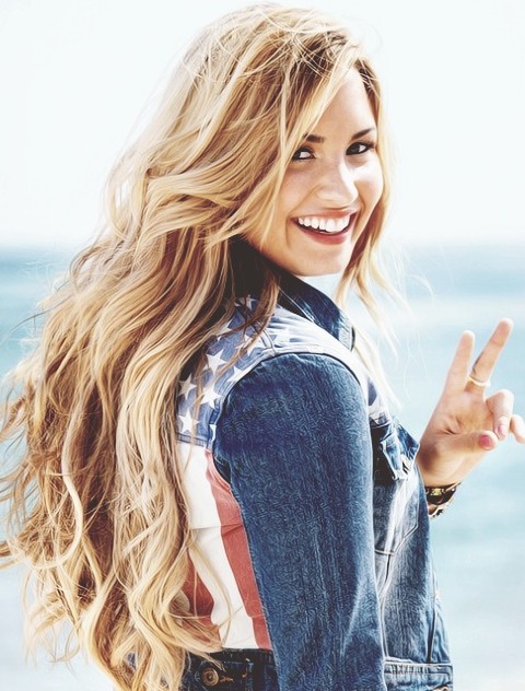 Demi Lovato Hairstyles: Blonde Curls