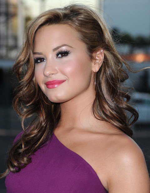 Demi Lovato Hairstyles: Side-parted Long Curls