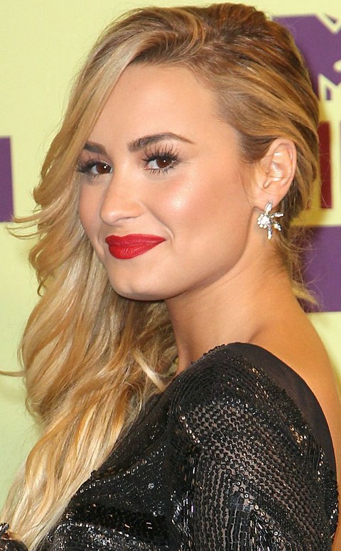 Demi Lovato Hairstyles: Side-swept Curls