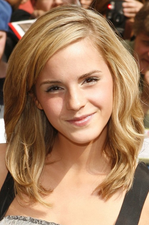 Emma Watson Lange Frisur: Langer Seitenscheitel