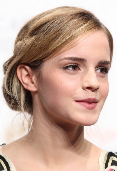 Coiffure longue d'Emma Watson : Updo désordonné