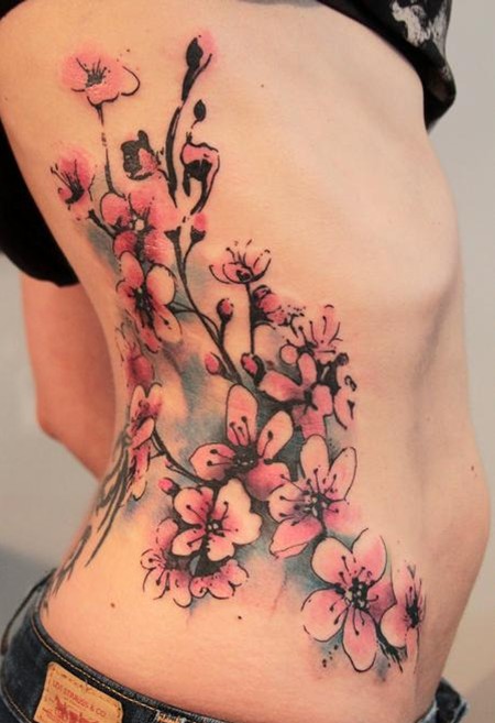 女の子の桜の入れ墨のデザイン：体の側に桜の入れ墨