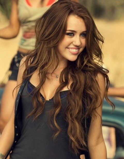 Miley Cyrus Hairstyles: Stylish Long Curls