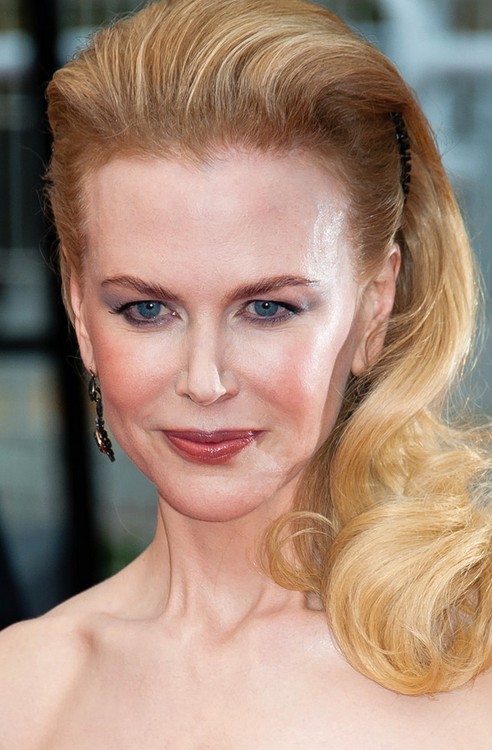 Nicole Kidman Long Hairstyle: Blonde  Side Swept