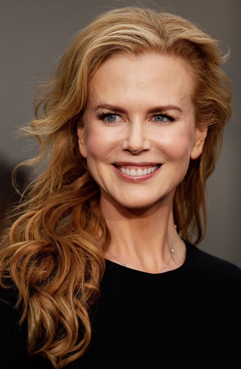 Nicole Kidman Long Hairstyle: Curls with Deep Side Part
