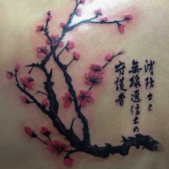 桜の花の入れ墨の上部の背部