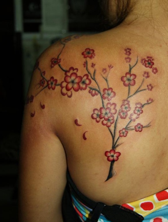 入れ墨のデザイン：肩に桜の木の入れ墨