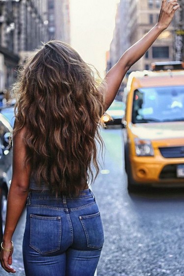 The Messy Styled Long Curly Wavy Ombre Hair The Dreamy-like Long Wavy ...